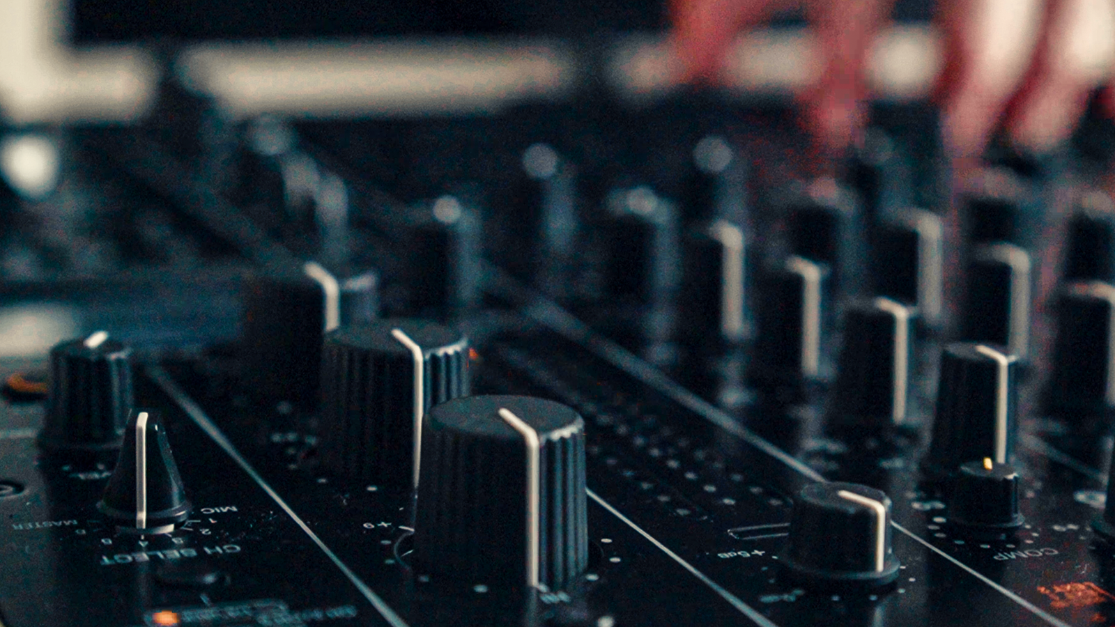 Setup e conexões de equipamentos DJ